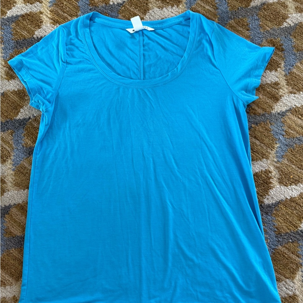 Athleta Stratus II Short Sleeve T-shirt Size S Scoop Neck Relaxed Fit UPF 25
